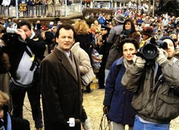 Der TV-Wettermann Phil Connors (Bill Murray, li.), die Produzentin Rita Hanson (Andie MacDowell) und der Kameramann Larry (Chris Elliott) sind nach Punxsutawney angereist, um dort von einem seltsamen Fest zu berichten.