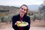Marianna Devetzoglou, Olivenbäuerin auf dem Peleponnes, präsentiert ihr selbst gemachtes Olivenöl. Marianna Devetzoglou, Olivenbäuerin auf dem Peleponnes, präsentiert ihr selbst gemachtes Olivenöl.