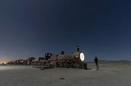 Die Reise beginnt auf den H&ouml;hen der Atacama-W&uuml;ste und f&uuml;hrt bis zum Weltraumbahnhof Kourou in Franz&ouml;sisch-Guayana, von dem die Ariane-Rakete startet.