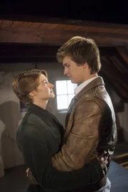 Die beiden Teenager Hazel (Shailene Woodley, l.) und Gus (Ansel Elgort, r.), die sich in einer Selbsthilfegruppe f&uuml;r Krebspatienten kennenlernen, verlieben sich langsam aber sicher ineinander. Doch hat ihre junge Liebe eine Zukunft?