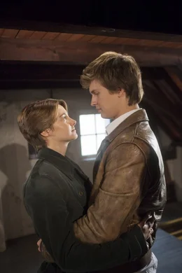 Die beiden Teenager Hazel (Shailene Woodley, l.) und Gus (Ansel Elgort, r.), die sich in einer Selbsthilfegruppe f&uuml;r Krebspatienten kennenlernen, verlieben sich langsam aber sicher ineinander. Doch hat ihre junge Liebe eine Zukunft?