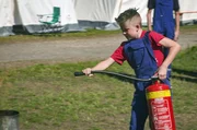 Wasser marsch. Nach wochenlanger Hitze herrscht auch im Südsee-Camp akute Waldbrandgefahr. Die Jugendfeuerwehr aus Dassel übt deshalb in ihrem Sommerlager im Südsee-Camp den Umgang mit dem Feuerlöscher. Wasser marsch. Nach wochenlanger Hitze herrscht auch im Südsee-Camp akute Waldbrandgefahr. Die Jugendfeuerwehr aus Dassel übt deshalb in ihrem Sommerlager im Südsee-Camp den Umgang mit dem Feuerlöscher.