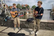 Zelten für die Musik. Jonas und Finn haben ihr Zelt in Neuharlingersiel aufgeschlagen. Die Zwillingsbrüder träumen von einer Musikerkarriere. Im Sommer reisen sie umher und verdienen sich die Kosten für die Übernachtung mit einem kleinen Konzert am Hafen. Können sie das Publikum so begeistern, dass es für den Campingplatz reicht? Zelten für die Musik. Jonas und Finn haben ihr Zelt in Neuharlingersiel aufgeschlagen. Die Zwillingsbrüder träumen von einer Musikerkarriere. Im Sommer reisen sie umher und verdienen sich die Kosten für die Übernachtung mit einem kleinen Konzert am Hafen. Können sie das Publikum so begeistern, dass es für den Campingplatz reicht?