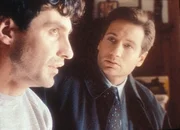 Der Wissenschaftler Alonso Bilac (Vic Trevino) erz&auml;hlt Mulder (David Duchovny, r.), dass er immer dagegen war, dass die Amaru-Urne aus Ecuador in die USA gebracht wird, weil ein Fluch auf ihr lastet.