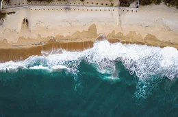 Wellen brechen am Strand von Sambava: Madagaskar ist die viertgr&ouml;&szlig;te Insel der Welt.