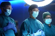 Dr. Marcus Andrews (Hill Harper, l.)