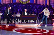Moderator Kai Pflaume (l.) mit Rateteam-Kapit&auml;n Elton (r.) und dem ehemaligen Profi-Fu&szlig;ballspieler Tim Borowski (M.).