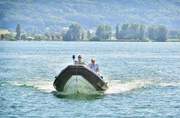 Mord beim Seenachtsfest: Nele (Floriane Daniel, r.) und Pirmin Spitznagel (Simon Werdelis, l.) ermitteln.