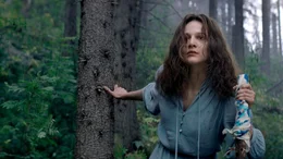 Larisa (Nadezhda Kaleganova) &uuml;berlebt allein einen Flugzeugabsturz und k&auml;mpft ums &Uuml;berleben in der Taiga.
