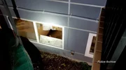 Tatortaufnahme: ein zerbrochenes Fenster im Haus von Zohreh Sadeghi, durch das Ramin in ihr Zuhause eingedrungen ist