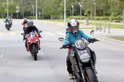 Die konservative Rollenverteilung des Islams bef&uuml;rwortet Kiki. Doch beten, Motorrad fahren, Karriere und Familie schlie&szlig;en sich f&uuml;r sie nicht gegenseitig aus.