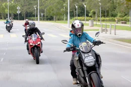 Die konservative Rollenverteilung des Islams bef&uuml;rwortet Kiki. Doch beten, Motorrad fahren, Karriere und Familie schlie&szlig;en sich f&uuml;r sie nicht gegenseitig aus.