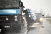 Als ein Van einer Verkehrskontrolle auf der Autobahn entgehen will, kommt es zu einer furiosen Verfolgungsjagd, bei der ein enormer Schaden entsteht...