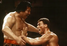 Pumola (David Ho, l.), Frank Dux (Jean-Claude Van Damme, r.)