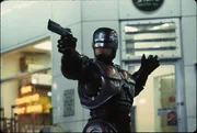 Murphy (Peter Weller)