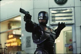 Murphy (Peter Weller)