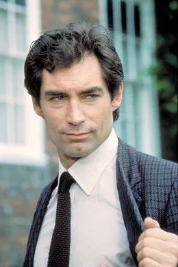 Nach einigen t&ouml;dlichen Angriffen auf Agenten soll James Bond (Timothy Dalton) den KGB-General Georgi Koskov zur Flucht in den Westen verhelfen. Auf seiner gef&auml;hrlichen Mission st&ouml;&szlig;t er auf einige Unstimmigkeiten - wer spielt hier ein falsches Spiel?