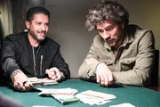 Manuel (Daniel Sellier, r.) will Geld für Kais OP bei einer illegalen Pokerrunde gewinnen, als dort plötzlich Tarek (Haydar Kizay) auftaucht. Manuel (Daniel Sellier, r.) will Geld für Kais OP bei einer illegalen Pokerrunde gewinnen, als dort plötzlich Tarek (Haydar Kizay) auftaucht.