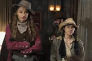 Astra (Olivia Swann, l.); Esperanza "Spooner" Cruz (Lissbeth Chavez, r.)
