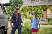 Zu Beginn ist jede Begegnung zwischen Anne (Meret Becker, l.) und Tilda (Luise Landau, r.) ein Duell. Nur allm&auml;hlich n&auml;hern sich die beiden an.