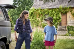 Zu Beginn ist jede Begegnung zwischen Anne (Meret Becker, l.) und Tilda (Luise Landau, r.) ein Duell. Nur allm&auml;hlich n&auml;hern sich die beiden an.