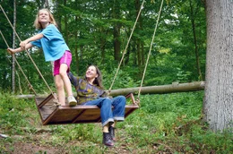 Anne (Meret Becker, r.) zeigt ihrer Enkelin Tilda (Luise Landau, l.) ihren Lieblingsplatz in ihrem geliebten Wald.