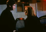 Fox Mulder (David Duchovny, l.); Dana Scully (Gillian Anderson, r.)