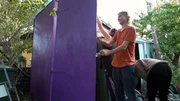 Malte setzt bei der Farbgebung des stillen Örtchens auf Akzente. Er verleiht der neuen Kompost-Toilette im Gemeinschaftsgarten eine auffällige lila Farbe. Malte setzt bei der Farbgebung des stillen Örtchens auf Akzente. Er verleiht der neuen Kompost-Toilette im Gemeinschaftsgarten eine auffällige lila Farbe.