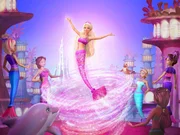 Meliah (Barbie, Mitte) wird von den Meerjungfrauen von Oceana zur Meerjungfrau gemacht. Meliah (Barbie, Mitte) wird von den Meerjungfrauen von Oceana zur Meerjungfrau gemacht.