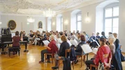 Der Chor probt unter der Leitung von Melissa Dermastia. Der Chor probt unter der Leitung von Melissa Dermastia.