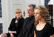 Die Testamentser&ouml;ffnung l&auml;uft f&uuml;r Rosalie (Natalie Alison, l.), Andr&eacute; (Joachim L&auml;tsch, M.) und Kristin (Nina Schmieder, r.) anders als gedacht.