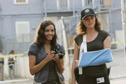 Sara (Jorja Fox, r.) muss die neue Kollegin Ronnie Lake (Jessica Lucas) einarbeiten, die sie permanent mit Fragen bombadiert.