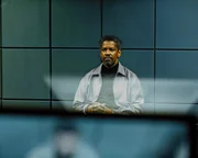 Der ehemalige CIA-Agent Tobin Frost (Denzel Washington) wird unter der Aufsicht eines jungen Geheimagenten in einem Safe House untergebracht, weil er angeblich Regierungsgeheimnisse verkauft hat. Doch das Haus scheint nicht so sicher zu sein, wie alle dachten ...
