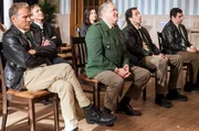 Girwidz ist ganz begeistert vom neapolitanischen Liederabend, während sein Team Mühe hat, wach zu bleiben. V.l.n.r.: Hubert (Christian Tramitz), Kulturreferent Volker Lukowski (Klaus Haderer), Assistentin Tanja Holdmeier (Petra Einhoff), Raimund Girwidz (Michael Brandner), Staller (Helmfried von Lüttichau), Martin Riedl (Paul Sedlmeir) Girwidz ist ganz begeistert vom neapolitanischen Liederabend, während sein Team Mühe hat, wach zu bleiben. V.l.n.r.: Hubert (Christian Tramitz), Kulturreferent Volker Lukowski (Klaus Haderer), Assistentin Tanja Holdmeier (Petra Einhoff), Raimund Girwidz (Michael Brandner), Staller (Helmfried von Lüttichau), Martin Riedl (Paul Sedlmeir)