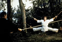 Der Amerikaner Frank Dux (Jean-Claude van Damme, r.) ist Geheimagent. In Hongkong wird er von einem japanischen Altmeister in asiatischen Kampfk&uuml;nsten ausgebildet ...