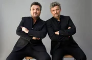 Nachdem im Herbst 2022 ihr Duett-Album &bdquo;Insieme&ldquo; (&bdquo;Zusammen&ldquo;) erschienen ist, pr&auml;sentieren Jonas Kaufmann (re.) und Ludovic T&eacute;zier (li.) ihr Programm zum ersten Mal auch dem Konzert- und Fernsehpublikum.