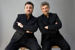 Nachdem im Herbst 2022 ihr Duett-Album &bdquo;Insieme&ldquo; (&bdquo;Zusammen&ldquo;) erschienen ist, pr&auml;sentieren Jonas Kaufmann (re.) und Ludovic T&eacute;zier (li.) ihr Programm zum ersten Mal auch dem Konzert- und Fernsehpublikum.