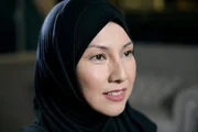 Kiki wurde zwar in eine muslimische Familie hineingeboren, doch erst durch die Anschl&auml;ge in New York 2001 setzte sie sich mit ihrem Glauben auseinander. Terror und Islam passten f&uuml;r sie nicht zusammen.