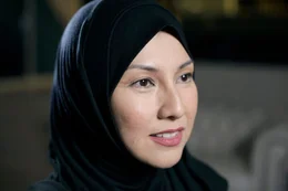 Kiki wurde zwar in eine muslimische Familie hineingeboren, doch erst durch die Anschl&auml;ge in New York setzte sie sich mit ihrem Glauben auseinander. Terror und Islam passten f&uuml;r sie nicht zusammen.