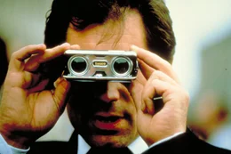 Nach einigen t&ouml;dlichen Angriffen auf Agenten soll James Bond (Timothy Dalton) den KGB-General Georgi Koskov zur Flucht in den Westen verhelfen. Auf seiner gef&auml;hrlichen Mission st&ouml;&szlig;t er auf einige Unstimmigkeiten - wer spielt hier ein falsches Spiel?