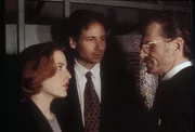 Scully (Gillian Anderson, l.) und Mulder (David Duchovny, M.) erfahren vom Nachtw&auml;chter des Bostoner Museums f&uuml;r Naturgeschichte, dass mehrere Forscher, die mit der sagenhaften Amaru-Urne zu tun hatten, inzwischen tot sind.