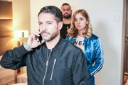 Tarek (Haydar Kizay, vorne) gibt Kathi letzte Anweisungen f&uuml;r die &Uuml;bergabe. Bodyguard (Jack Maksimovic), Marie (Sarah Buchholzer).