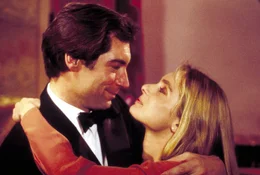 James Bond (Timothy Dalton, l.) hat auch eine Lizenz zum Turteln, mit der h&uuml;bschen Kara Milovy (Maryam D'Abo, r.) ...