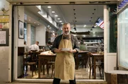Vassilis Akrivos serviert in seinem Restaurant Patsas eine traditionelle Suppe aus Innereien. Vassilis Akrivos serviert in seinem Restaurant Patsas eine traditionelle Suppe aus Innereien.