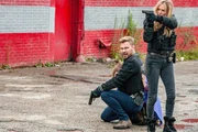 Adam Ruzek (Patrick John Flueger, l.) und Hailey Upton (Tracy Spiridakos, r.)