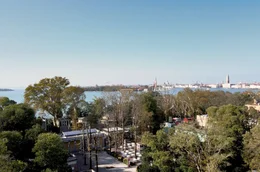 Blick &uuml;ber den Giardini, eine Parkanlage in der historischen Stadt Venedig und Schauplatz der Biennale