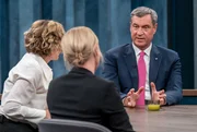 Caren Miosga (l.) mit ihren Gästen Markus Söder (CSU, r.) und Melanie Baum (M.) Caren Miosga (l.) mit ihren Gästen Markus Söder (CSU, r.) und Melanie Baum (M.)