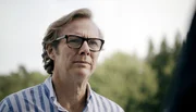 Göran (Göran Waldekranz) weiß mehr als er sagt. Göran (Göran Waldekranz) weiß mehr als er sagt.