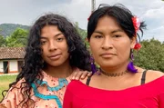 Bella Angelin Wasorna (li.) und Samantha Siagama (re.) geh&ouml;ren zu den Transfrauen, die in den kolumbianischen Anden Zuflucht und Schutz gefunden haben.