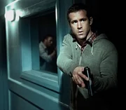 Der noch frischgebackene Geheimagent Matt Weston (Ryan Reynolds) soll im Safe House einen besonderen Agenten beaufsichtigen, doch dann wird das Haus pl&ouml;tzlich angegriffen ...
